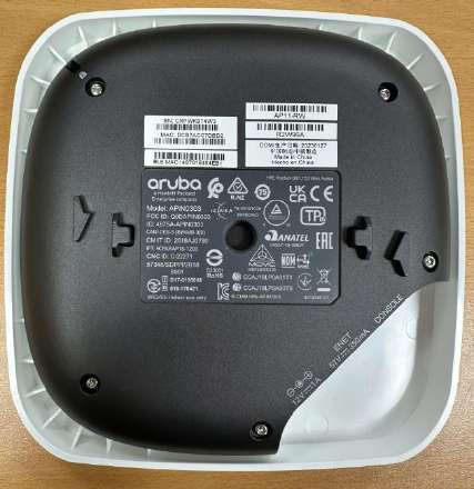 Mặt sau Aruba Instant On với nhãn Serial Number S/N và các cổng kết nối DC ENET Console Reset