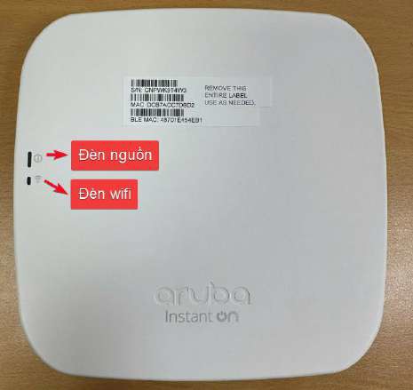 Mặt trước Aruba Instant On hiển thị đèn nguồn và đèn WiFi báo trạng thái thiết bị