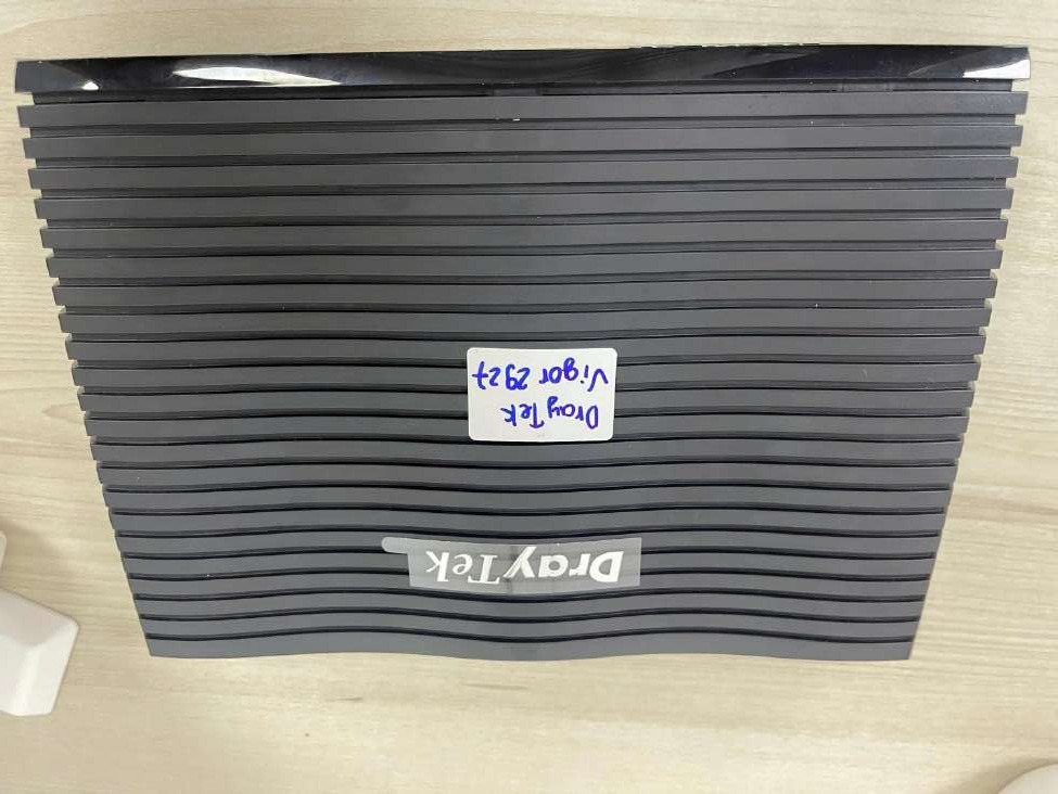 Mặt trên router Draytek Vigor 2927 màu đen với logo DrayTek thiết kế dạng vây cá