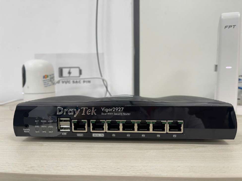 Mặt trước router Draytek Vigor 2927 với 2 cổng WAN 5 cổng LAN gigabit và 2 cổng USB 3G 4G