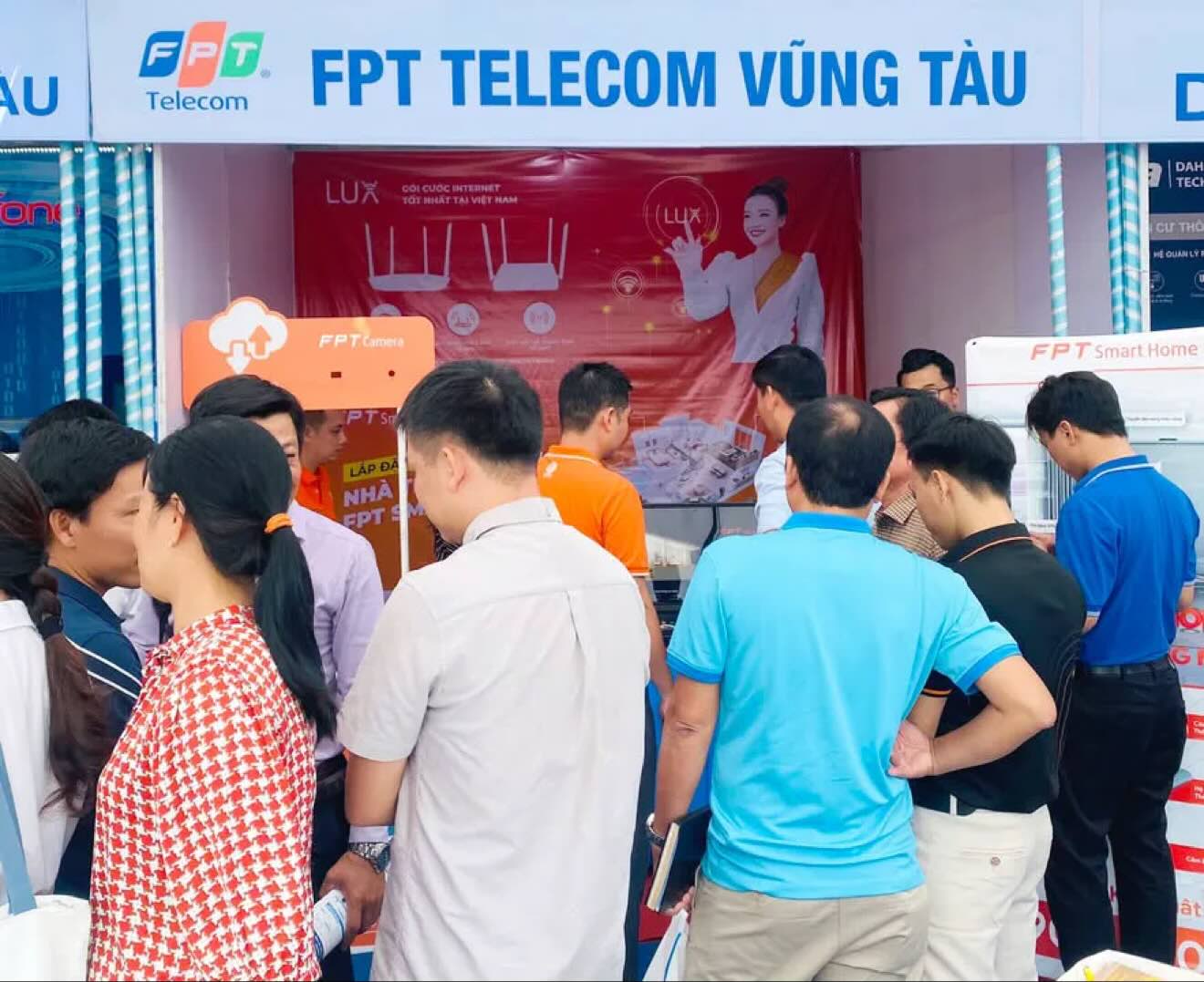 Gian hàng FPT Telecom Vũng Tàu tại hội chợ triển lãm — đông đảo khách hàng tư vấn đăng ký lắp mạng và FPT Camera