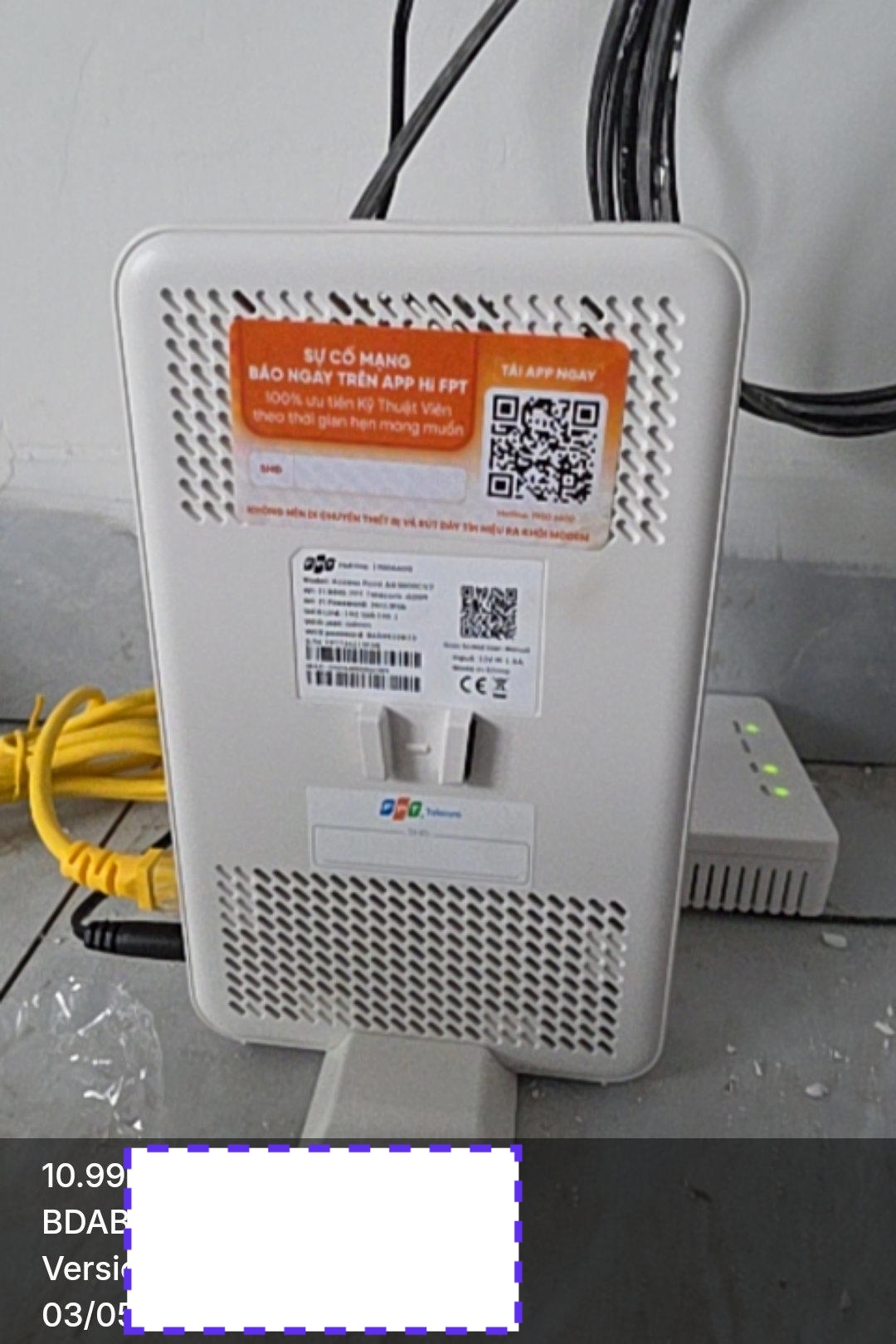 Modem Access Point WiFi 6 FPT Telecom lắp đặt thực tế tại nhà khách hàng Bình Dương — sticker Hi FPT báo sự cố
