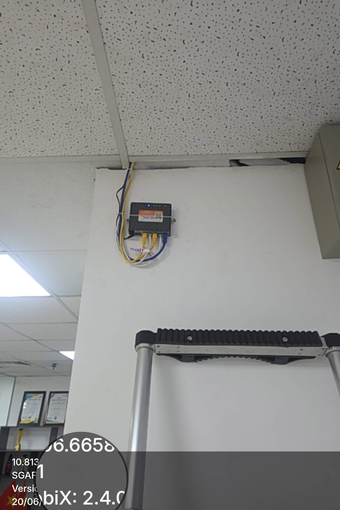 Modem WiFi 6 và Access Point FPT lắp đặt gọn gàng trên trần thả tại văn phòng