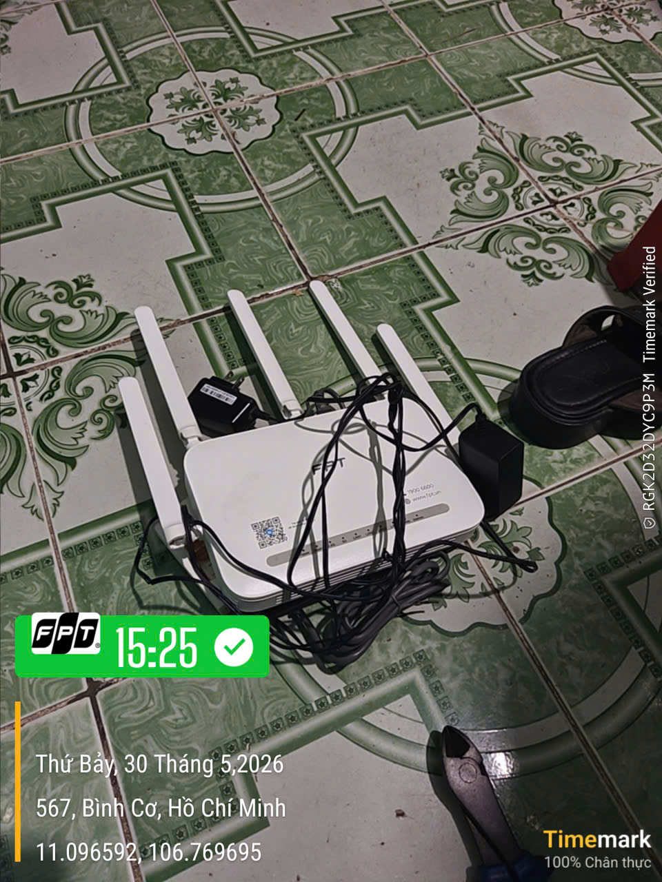Modem WiFi FPT cùng dây nguồn chuẩn bị chuyển sang địa điểm mới