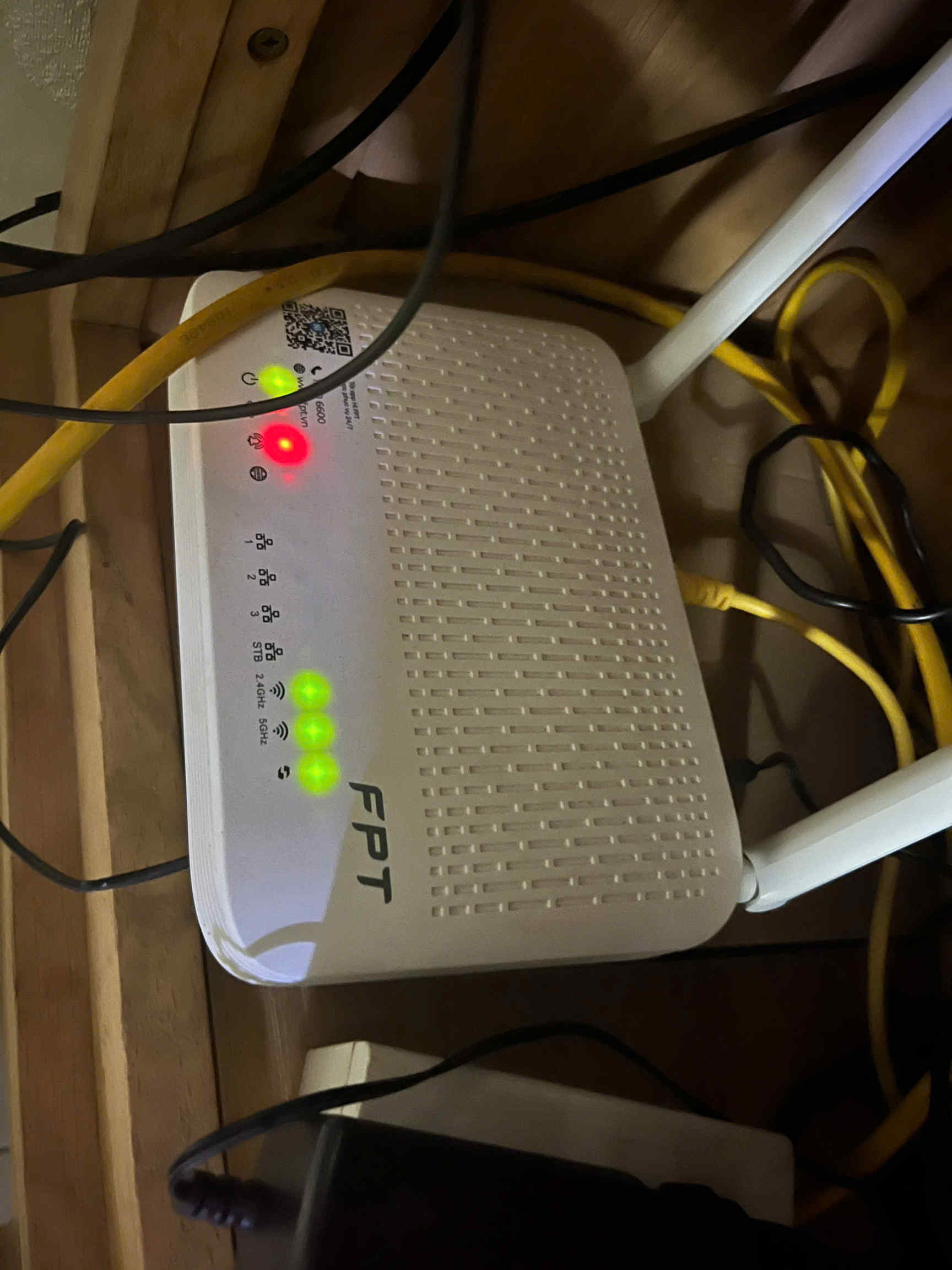 Modem FPT báo đèn đỏ PON/Internet — đèn Power và WiFi vẫn xanh, đèn giữa đỏ báo mất kết nối internet