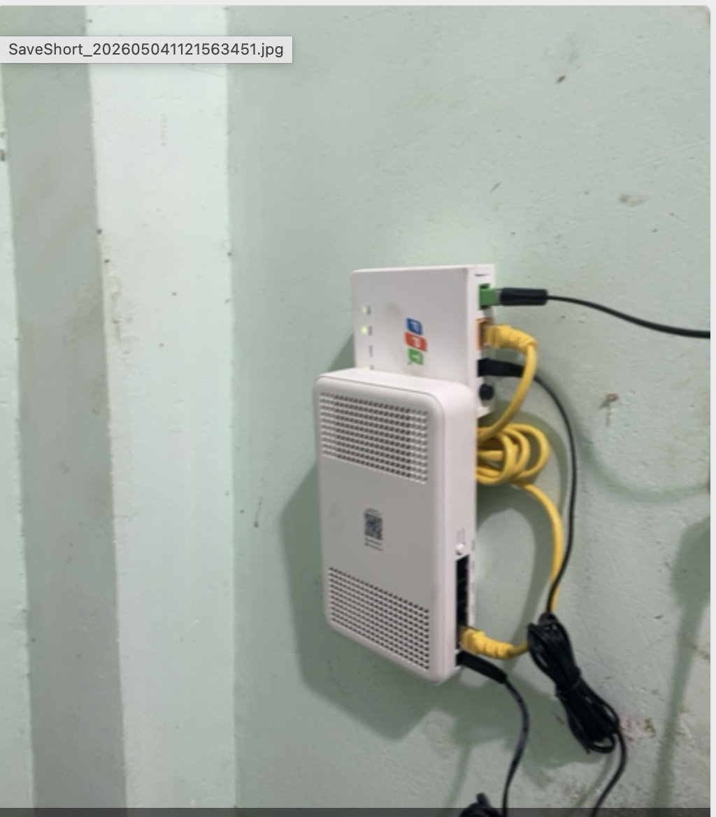 Modem FPT gắn tường phòng trọ tại Thuận An Bình Dương — lắp đặt thực tế bởi nhân viên FPT chính thức