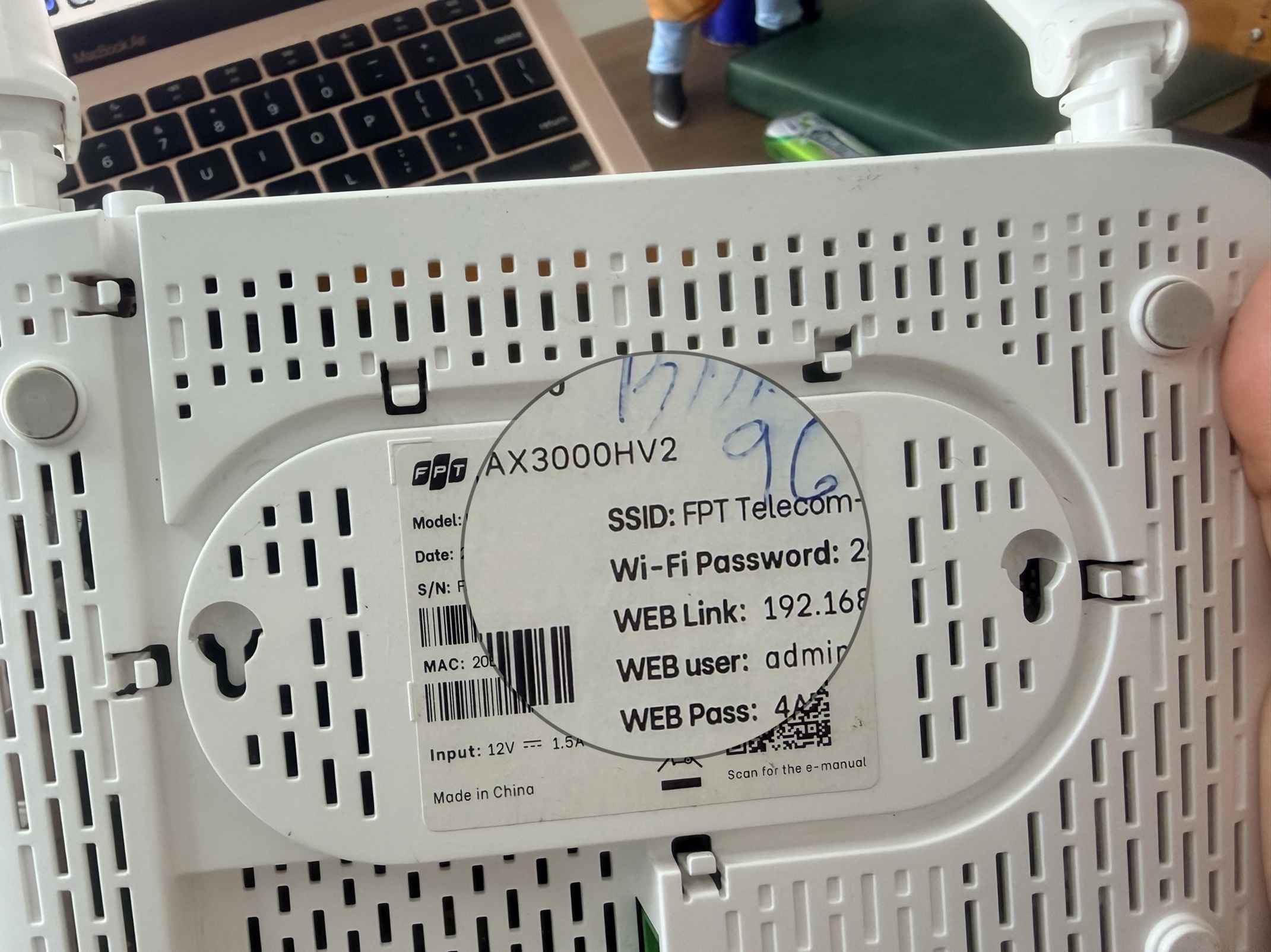 Nhãn kỹ thuật mặt sau modem FPT AX3000HV2 — thấy rõ Model, WEB Link 192.168.1.1, WEB user admin, số hợp đồng viết tay